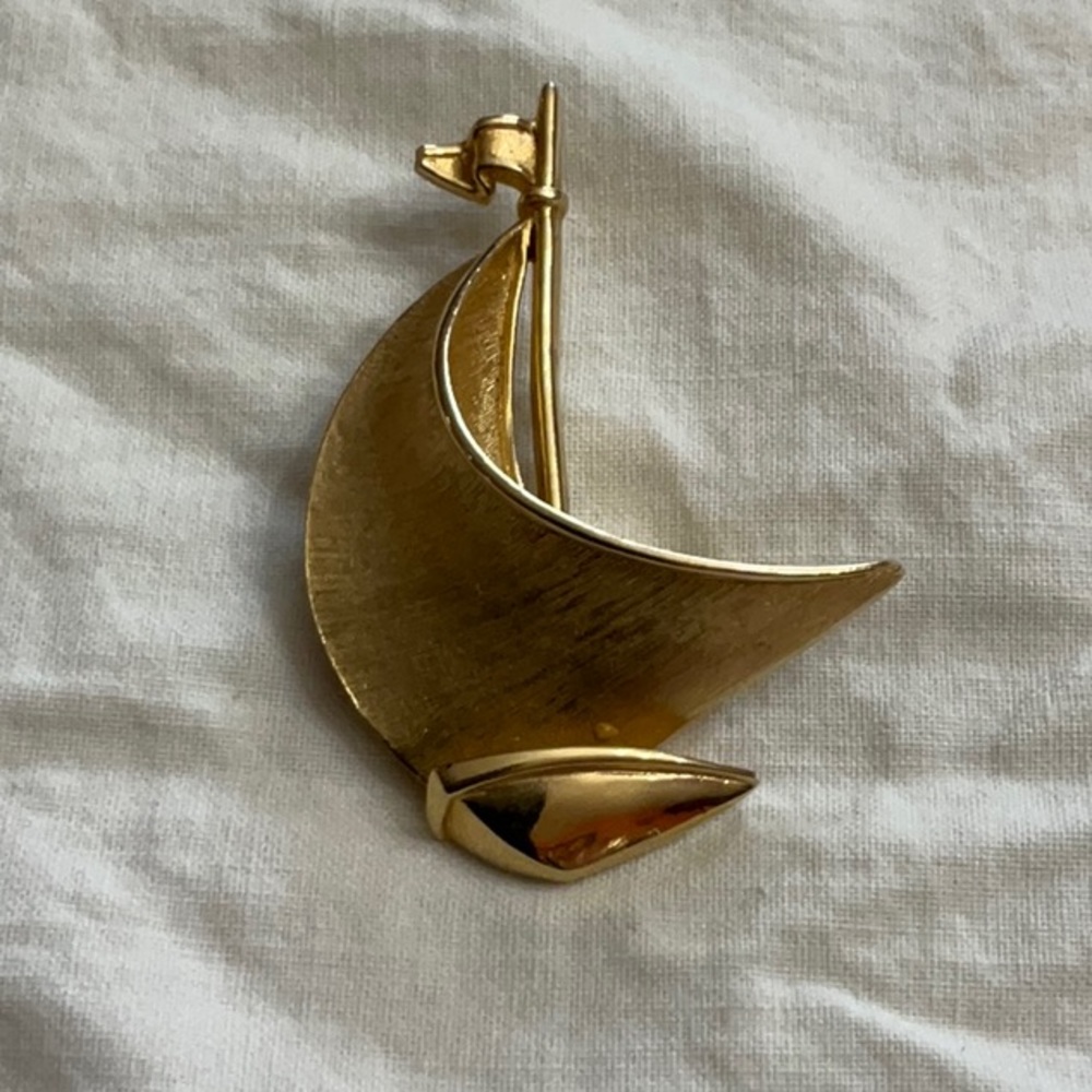 Vintage Trifari sailboat brooch pin - Picture 2 of 6